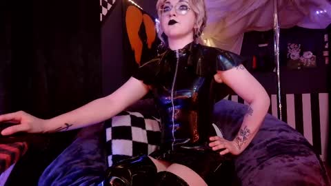 Giggles online show from 04/08/26, 02:50