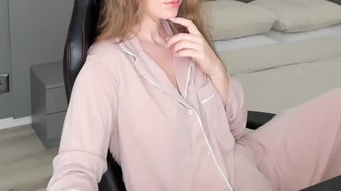 gigihadd online show from 01/20/25, 01:11