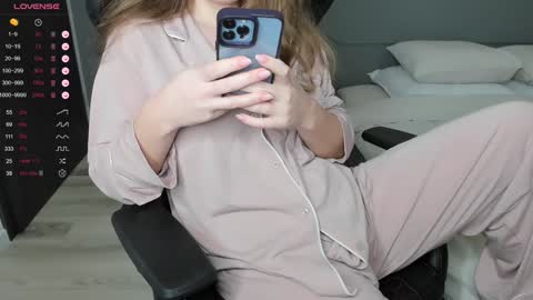 gigihadd online show from 01/20/25, 04:12