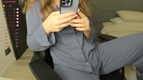 gigihadd online show from 01/23/25, 05:52