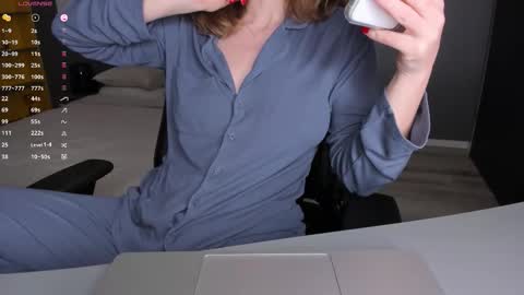 gigihadd online show from 03/26/26, 03:39