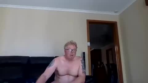 Snapshot of gimmmieoooo chatting on 12/18/25, 05:46 gimmmieoooo online show from 12/18/25, 05:46