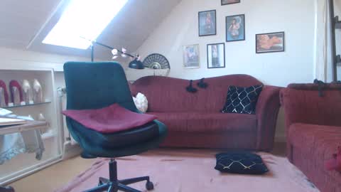 Snapshot of ginablondecam chatting on 03/03/25, 02:04 Gina online show from 03/03/25, 02:04