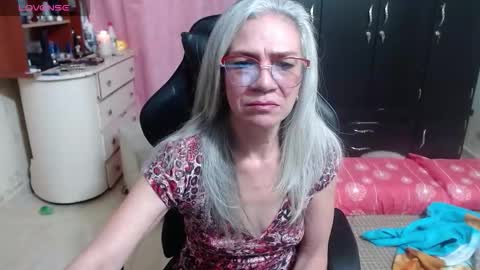 Snapshot of giorgia_xue53 chatting on 10/15/25, 04:01 Mary online show from 10/15/25, 04:01