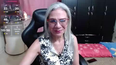 Snapshot of giorgia_xue53 chatting on 10/19/25, 06:58 Mary online show from 10/19/25, 06:58