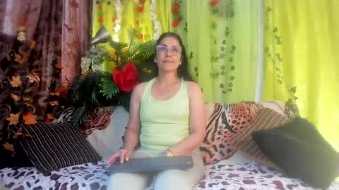 Snapshot of girasol_walton chatting on 05/31/26, 01:29 Girasol Walton online show from 05/31/26, 01:29