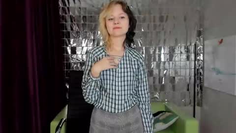 girl_next_doorr online show from 12/28/24, 12:24