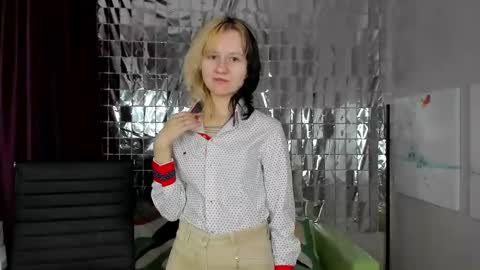 girl_next_doorr online show from 01/03/25, 12:19