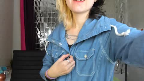 girl_next_doorr online show from 01/12/25, 12:23