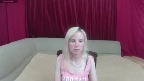 Snapshot of girl_summer97 chatting on 06/12/26, 02:27 Katia online show from 06/12/26, 02:27