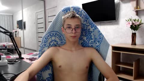 Snapshot of glasses_cat chatting on 05/10/26, 05:18 Eugene and Damian online show from 05/10/26, 05:18
