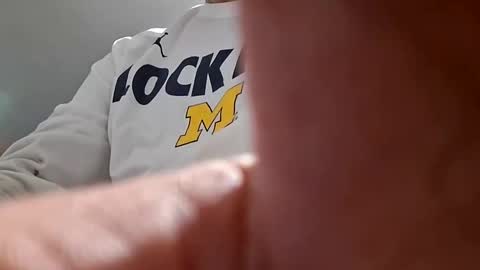 Snapshot of glizzy4u chatting on 04/12/26, 01:49 glizzy4u online show from 04/12/26, 01:49