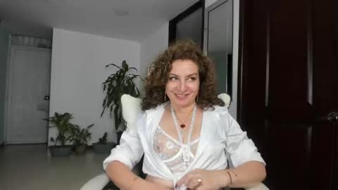 Snapshot of gloriacrespo chatting on 02/13/25, 08:55 gloriacrespo online show from 02/13/25, 08:55