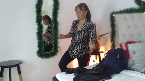 Snapshot of glory_shine chatting on 12/17/25, 12:33 Glory online show from 12/17/25, 12:33