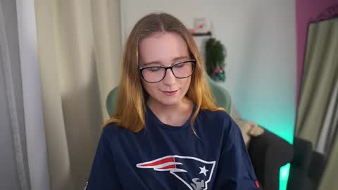 Snapshot of glossy_babe_ chatting on 02/08/26, 09:02 Monica online show from 02/08/26, 09:02