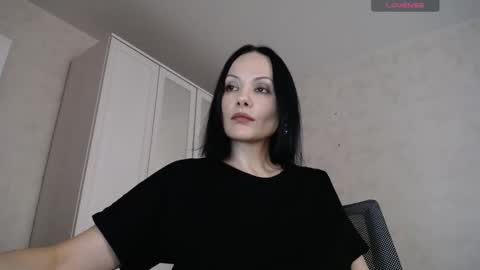 Snapshot of goddess_perfect_legs chatting on 11/20/25, 01:22 Oksana online show from 11/20/25, 01:22