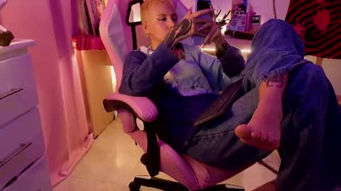 vee online show from 04/22/26, 05:54