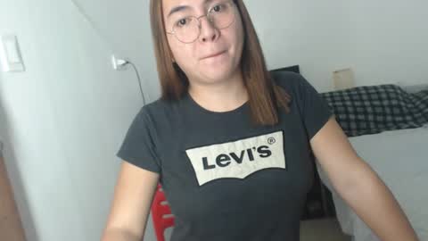 Snapshot of goldbella_ chatting on 12/18/24, 01:12 bella online show from 12/18/24, 01:12