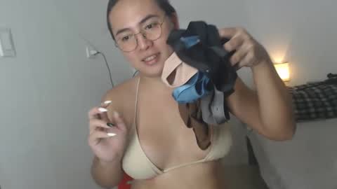 Snapshot of goldbella_ chatting on 01/03/25, 03:05 bella online show from 01/03/25, 03:05