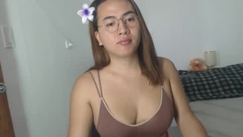 Snapshot of goldbella_ chatting on 01/07/25, 01:06 bella online show from 01/07/25, 01:06