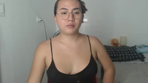 Snapshot of goldbella_ chatting on 01/07/25, 11:26 bella online show from 01/07/25, 11:26