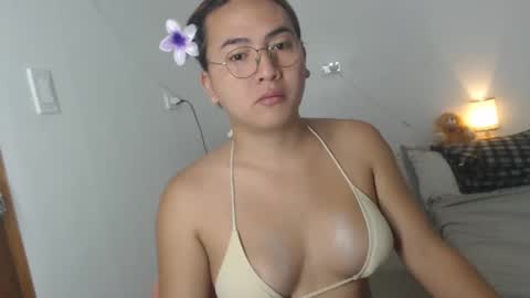 Snapshot of goldbella_ chatting on 01/10/25, 02:57 bella online show from 01/10/25, 02:57