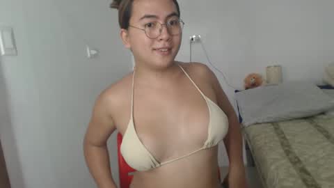 Snapshot of goldbella_ chatting on 02/05/25, 01:15 bella online show from 02/05/25, 01:15