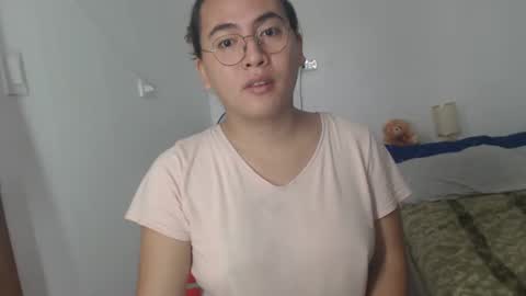 Snapshot of goldbella_ chatting on 02/10/25, 02:30 bella online show from 02/10/25, 02:30