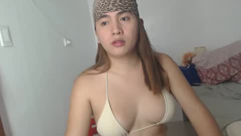 Snapshot of goldbella_ chatting on 02/27/25, 02:53 bella online show from 02/27/25, 02:53