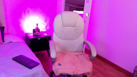 golden_muse online show from 04/21/26, 03:57