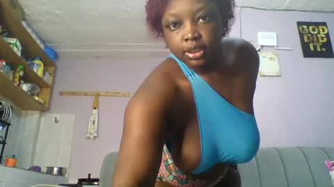 Snapshot of goldencurves_bunny chatting on 07/16/26, 12:33 Bella online show from 07/16/26, 12:33