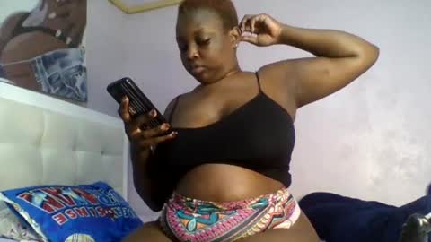 Snapshot of goldencurves_bunny chatting on 07/20/26, 11:01 Bella online show from 07/20/26, 11:01