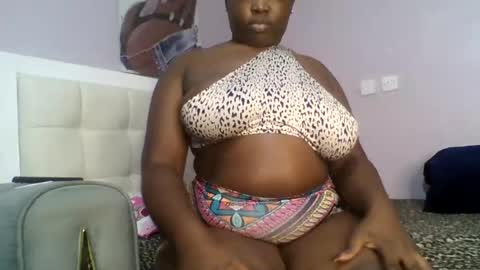 Snapshot of goldencurves_bunny chatting on 07/27/26, 11:50 Bella online show from 07/27/26, 11:50
