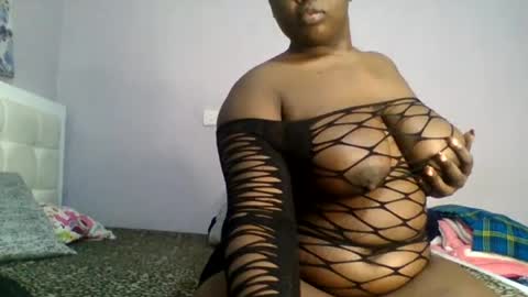 Snapshot of goldencurves_bunny chatting on 07/31/26, 10:47 Bella online show from 07/31/26, 10:47