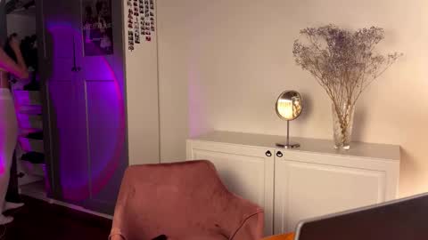 Dee online show from 11/11/25, 07:25