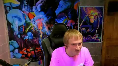 Snapshot of greenlungs8195 chatting on 02/16/25, 06:43 Greenlungs8195 online show from 02/16/25, 06:43