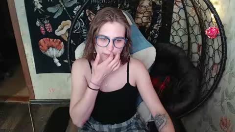 Snapshot of greenwitch9 chatting on 06/10/26, 12:37 Lina online show from 06/10/26, 12:37