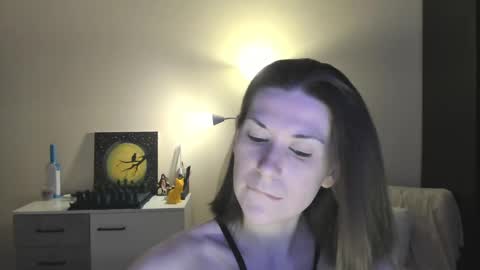 Snapshot of gretamiln chatting on 02/07/25, 11:24 Greta online show from 02/07/25, 11:24