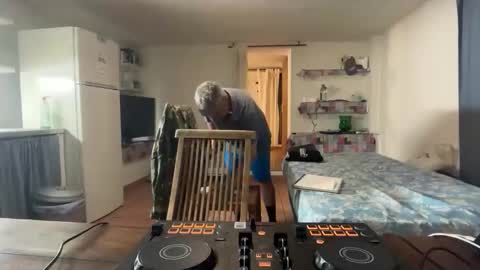 guardiannif_ online show from 04/25/26, 08:06