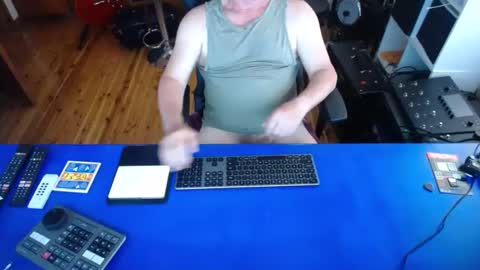 Snapshot of guesswhatigot2 chatting on 12/18/24, 06:32 guesswhatigot2 online show from 12/18/24, 06:32