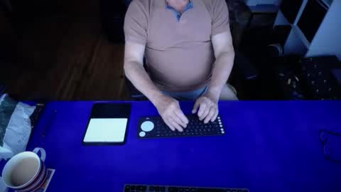 Snapshot of guesswhatigot2 chatting on 10/06/25, 08:12 guesswhatigot2 online show from 10/06/25, 08:12