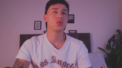 Snapshot of guy_twinks chatting on 06/21/26, 06:27 Gabriel online show from 06/21/26, 06:27