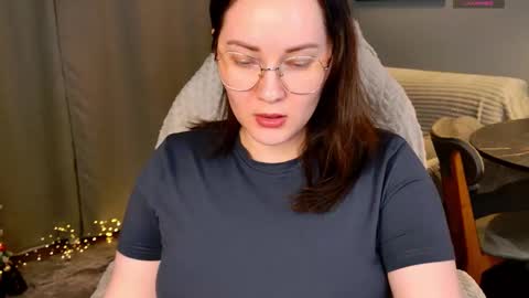 Snapshot of gwen_lady chatting on 12/18/25, 05:52 Sweety Kitty online show from 12/18/25, 05:52