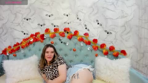 Snapshot of gwensmitt chatting on 10/31/25, 01:50 gwensmitt online show from 10/31/25, 01:50