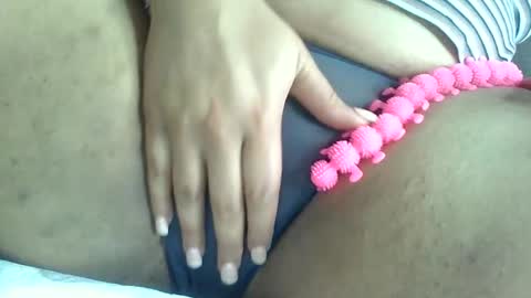 Snapshot of h0n3yb333 chatting on 10/09/25, 08:18 h0n3yb333 online show from 10/09/25, 08:18