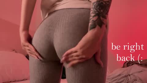 Snapshot of h2h0e chatting on 12/14/24, 07:57 Lana online show from 12/14/24, 07:57