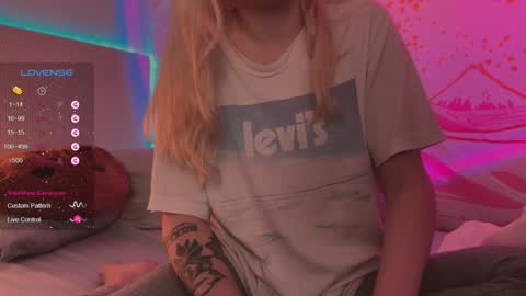 Snapshot of h2h0e chatting on 01/22/25, 05:06 Lana online show from 01/22/25, 05:06