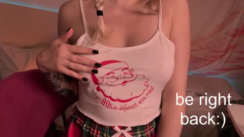 Snapshot of h2h0e chatting on 02/15/25, 07:17 Lana online show from 02/15/25, 07:17