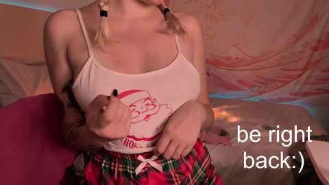 Snapshot of h2h0e chatting on 02/27/25, 07:04 Lana online show from 02/27/25, 07:04