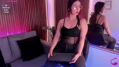 hailey_bieber_ online show from 03/03/26, 10:04